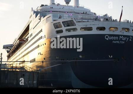 Kreuzfahrt-Kreuzfahrtschiff Queen Mary 2 der Qunard Rederei liegt am Kreuzfahrtterminal Steinwerder im Hafen von Hamburg in Deutschland. Kreuzfahrt - Transatlantikliner Queen Mary 2 *** Kreuzfahrtschiff Queen Mary 2 der Qunard Rederei liegt am Steinwerder Kreuzfahrtterminal im Hamburger Hafen Stockfoto