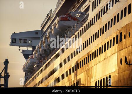 Kreuzfahrt-Kreuzfahrtschiff Queen Mary 2 der Qunard Rederei liegt am Kreuzfahrtterminal Steinwerder im Hafen von Hamburg in Deutschland. Kreuzfahrt - Transatlantikliner Queen Mary 2 *** Kreuzfahrtschiff Queen Mary 2 der Qunard Rederei liegt am Steinwerder Kreuzfahrtterminal im Hamburger Hafen Stockfoto