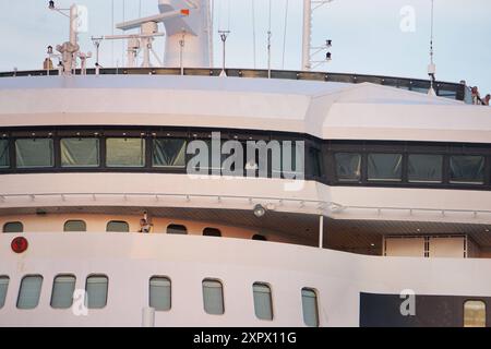 Kreuzfahrt-Kreuzfahrtschiff Queen Mary 2 der Qunard Rederei liegt am Kreuzfahrtterminal Steinwerder im Hafen von Hamburg in Deutschland. Kreuzfahrt - Transatlantikliner Queen Mary 2 *** Kreuzfahrtschiff Queen Mary 2 der Qunard Rederei liegt am Steinwerder Kreuzfahrtterminal im Hamburger Hafen Stockfoto