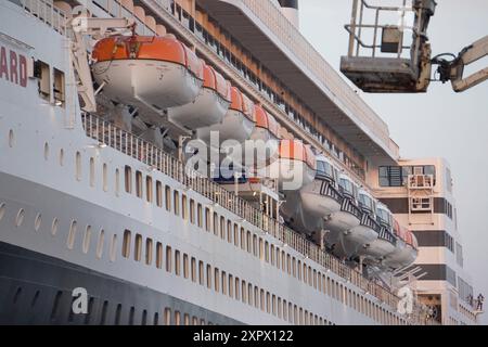 Kreuzfahrt-Kreuzfahrtschiff Queen Mary 2 der Qunard Rederei liegt am Kreuzfahrtterminal Steinwerder im Hafen von Hamburg in Deutschland. Kreuzfahrt - Transatlantikliner Queen Mary 2 *** Kreuzfahrtschiff Queen Mary 2 der Qunard Rederei liegt am Steinwerder Kreuzfahrtterminal im Hamburger Hafen Stockfoto