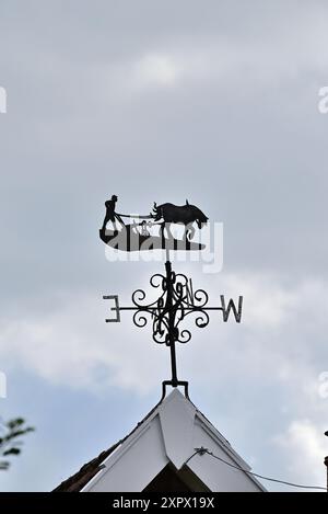 Rund um Großbritannien - Dekorative Wetterfahne, die einen Bauern mit einem Pferdepflug darstellt, Orford, Suffolk, Großbritannien Stockfoto