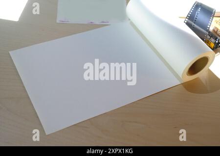 Leeres Blatt Papier auf dem Tisch in einem Fotostudio. Stockfoto
