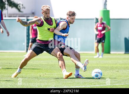 Kampf um den Ball zwischen Niklas Dorsch (FC Augsburg #30, li.) und Ruben Vargas (FC Augsburg #16); FC Augsburg, Training, Stockfoto