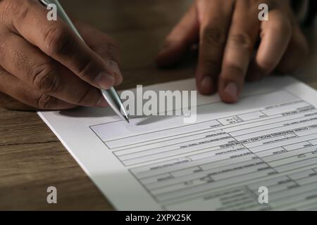 Geschäftsmann unterschreibt Vertrag auf Papier und unterzeichnet Vertrag Stockfoto