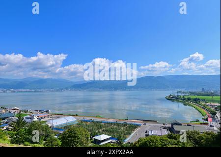 Panoramablick auf den Suwa-See am sonnigen Tag in Nagano, Japan Stockfoto