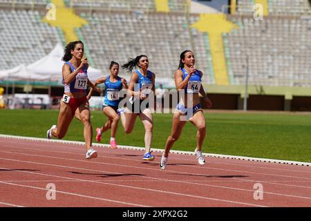 IZMIR, TURKIYE - 25. MAI 2024: Athleten, die während der Balkanathletik-Meisterschaft im Izmir Atatürk-Stadion laufen Stockfoto