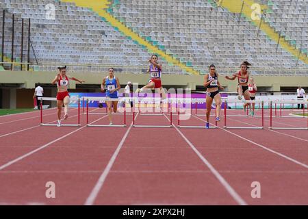 IZMIR, TURKIYE - 25. MAI 2024: Athleten, die während der Balkanathletik-Meisterschaft im Izmir Atatürk-Stadion laufen Stockfoto