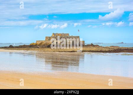 Malerische Aussicht auf Fort National in Saint Malo in der Bretagne in Frankreich spiegelt sich in Ebbe und dramatischem Himmel wider Stockfoto