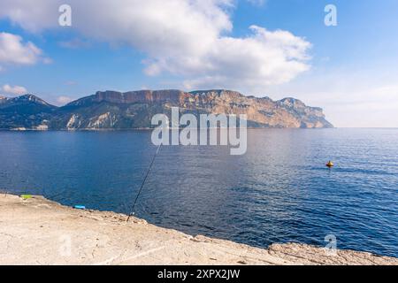 Malerischer Blick auf die Landzunge Cap Canaille von Cassis in Südfrankreich Stockfoto