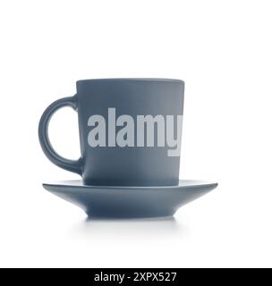 Dunkle Kaffeetasse und Untertasse isoliert auf weißem Hintergrund. Stockfoto