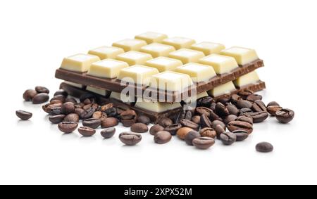 Weiße helle dunkle Schokoladentafeln und Kaffeebohnen isoliert auf weißem Hintergrund. Stockfoto