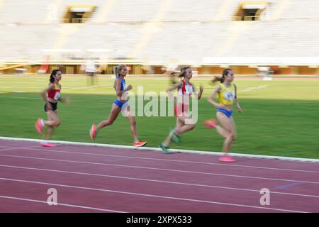 IZMIR, TURKIYE - 25. MAI 2024: Athleten, die während der Balkanathletik-Meisterschaft im Izmir Atatürk-Stadion laufen Stockfoto