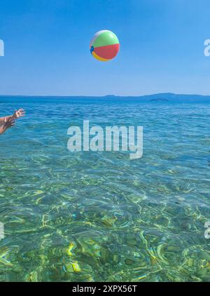 Farbenfroher Ball in der Luft: Sommerliche Vibes an einem heißen Tag. Irgendwo in Griechenland. Ägäis 2024. Stockfoto