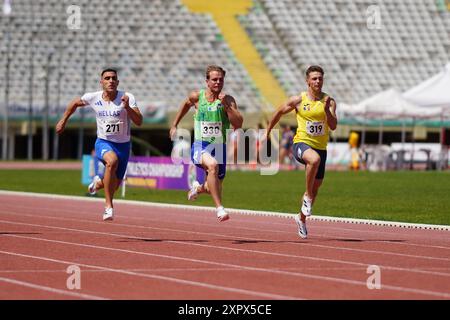 IZMIR, TURKIYE - 25. MAI 2024: Athleten, die während der Balkanathletik-Meisterschaft im Izmir Atatürk-Stadion laufen Stockfoto