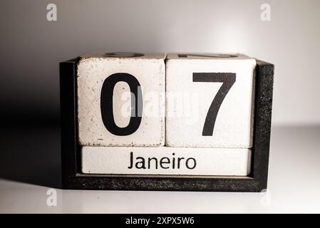 Eine Nahaufnahme eines hölzernen Kalenders, der das Datum des 7. Januar auf Portugiesisch zeigt Stockfoto