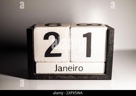 Eine Nahaufnahme eines hölzernen ewigen Kalenders mit dem 21. Januar Stockfoto
