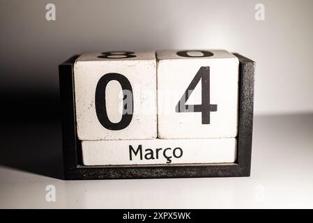 Eine Nahaufnahme eines ewigen Kalenders, der den 4. März mit weißem Hintergrund zeigt. Stockfoto