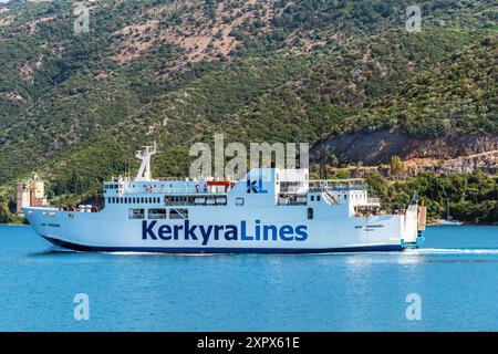 Die Fähre KerkyraLines erreicht den Hafen in Igoumenitsa, Griechenland. Stockfoto