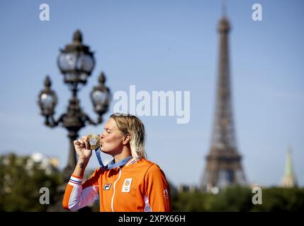 Paris, Frankreich. August 2024. PARIS - Sharon van Rouwendaal mit ihrer Goldmedaille nach dem Schwimmen in der seine während der Olympischen Spiele. ANP ROBIN VAN LONKHUIJSEN Credit: ANP/Alamy Live News Stockfoto