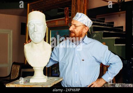 Ernst Fuchs, alias Professor Ernst Fuchs, berühmter Maler, Grafiker und Bildhauer aus Österreich, hier in seinem Atelier mit Büste als Selbst-Portrait, um 1990. Stockfoto