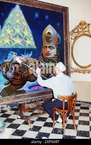 Ernst Fuchs, alias Professor Ernst Fuchs, berühmter Maler, Grafiker und Bildhauer aus Österreich, hier in seinem Atelier, um 1990. Stockfoto