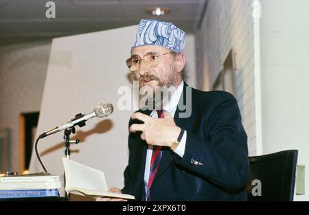 Ernst Fuchs, alias Professor Ernst Fuchs, berühmter Maler, Grafiker und Bildhauer aus Österreich, bei einer Ansprache, um 1995. Stockfoto