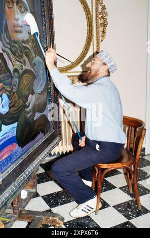 Ernst Fuchs, alias Professor Ernst Fuchs, berühmter Maler, Grafiker und Bildhauer aus Österreich, hier in seinem Atelier, um 1990. Stockfoto