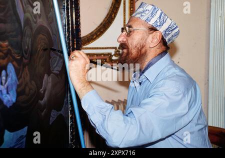 Ernst Fuchs, alias Professor Ernst Fuchs, berühmter Maler, Grafiker und Bildhauer aus Österreich, in seinem Atelier, um 1990. Stockfoto