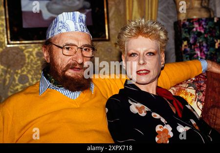 Ernst Fuchs, alias Professor Ernst Fuchs, berühmter Maler, Grafiker und Bildhauer aus Österreich, mit seiner Ehefrau Eva Christina, um 1990. Stockfoto