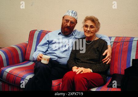 Ernst Fuchs, alias Professor Ernst Fuchs, berühmter Maler, Grafiker und Bildhauer aus Österreich, hier mit seiner Mutter Leopoldine, um 1990. Stockfoto