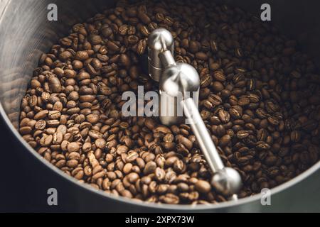 Nahaufnahme der Kaffeebohnen, die in einem Röster mit kleinem Fass rösten Stockfoto