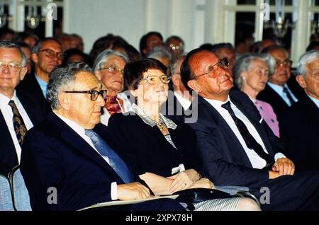 Der ehemalige US-Aussenminister Henry Kissinger, CDU Politikerin Rita Süssmuth und FDP Politiker Hans-Dietrich Genscher, beim Mitglieder-Treffen der Stiftung Atlantik-Brücke in Berlin, 1992. Stockfoto