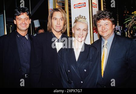 EMI Musiklabel Chef Helmut fest, rechts, mit Sängerin Marie Fredriksson und Musiker per Gessle, neben Fredriksson, vom schwedischen Pop Duo Roxette, Bild um 1994. Stockfoto