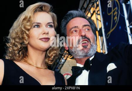 Schauspielerin Veronica Ferres mit Partner und Regisseur Helmut Dietl bei der Ankunft zur Filmpreisverleihung: Ernst-Lubitsch-Preis 1997 in Berlin, Dietl gewinnt den Filmpreis für seinen Film: Rossini, beste Regie. Stockfoto