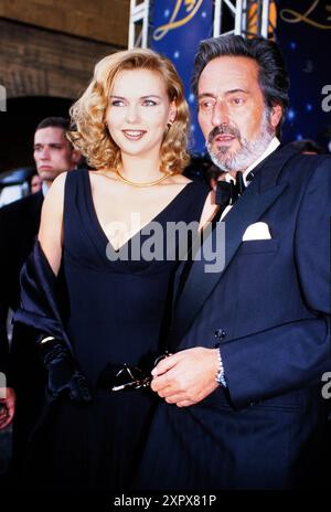 Schauspielerin Veronica Ferres mit Partner und Regisseur Helmut Dietl bei der Ankunft zur Filmpreisverleihung: Ernst-Lubitsch-Preis 1997 in Berlin, Dietl gewinnt den Filmpreis für seinen Film: Rossini, beste Regie, als beste komödiantische Leistung. Stockfoto