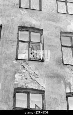 Aktuell 26-4-1970: Ein altes Wohnhaus wacht auf. Eine alte Farm hat eine Nacht geschlafen, während sie auf das graue Licht und einen neuen Tag wartet. Dann beginnt es wieder zu leben, vertraute Stimmen und Geräusche sind zu hören, Treppen auf die Treppe, Kinder weinen und lachen. Im alten Stadtgarten hat ein neuer Tag begonnen. Foto: Per Ervik / aktuell / NTB ***Foto wird nicht verarbeitet*** dieses Bild wird automatisch übersetzt dieses Bild wird automatisch übersetzt Stockfoto