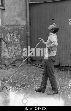 Aktuell 26-4-1970: Ein altes Wohnhaus wacht auf. Eine alte Farm hat eine Nacht geschlafen, während sie auf das graue Licht und einen neuen Tag wartet. Dann beginnt es wieder zu leben, vertraute Stimmen und Geräusche sind zu hören, Treppen auf die Treppe, Kinder weinen und lachen. Im alten Stadtgarten hat ein neuer Tag begonnen. Foto: Per Ervik / aktuell / NTB ***Foto wird nicht verarbeitet*** dieses Bild wird automatisch übersetzt dieses Bild wird automatisch übersetzt Stockfoto