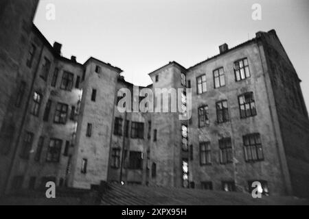 Aktuell 26-4-1970: Ein altes Wohnhaus wacht auf. Eine alte Farm hat eine Nacht geschlafen, während sie auf das graue Licht und einen neuen Tag wartet. Dann beginnt es wieder zu leben, vertraute Stimmen und Geräusche sind zu hören, Treppen auf die Treppe, Kinder weinen und lachen. Im alten Stadtgarten hat ein neuer Tag begonnen. Foto: Per Ervik / aktuell / NTB ***Foto wird nicht verarbeitet*** dieses Bild wird automatisch übersetzt dieses Bild wird automatisch übersetzt Stockfoto