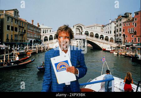 Glückliche Reise, Fernsehserie von ProSieben, 1993, Reiseziel: Venedig, Bild: Thomas Fritsch als Reiseleiter Andreas von Romberg in der Lagunenstadt Venedig, mit Blick zur Rialtobrücke. Stockfoto