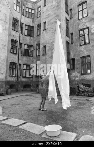 Aktuell 26-4-1970: Ein altes Wohnhaus wacht auf. Eine alte Farm hat eine Nacht geschlafen, während sie auf das graue Licht und einen neuen Tag wartet. Dann beginnt es wieder zu leben, vertraute Stimmen und Geräusche sind zu hören, Treppen auf die Treppe, Kinder weinen und lachen. Im alten Stadtgarten hat ein neuer Tag begonnen. Foto: Per Ervik / aktuell / NTB ***Foto wird nicht verarbeitet*** dieses Bild wird automatisch übersetzt dieses Bild wird automatisch übersetzt Stockfoto