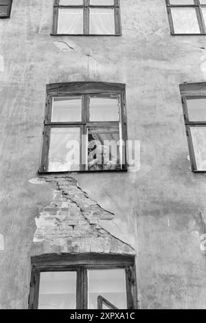 Aktuell 26-4-1970: Ein altes Wohnhaus wacht auf. Eine alte Farm hat eine Nacht geschlafen, während sie auf das graue Licht und einen neuen Tag wartet. Dann beginnt es wieder zu leben, vertraute Stimmen und Geräusche sind zu hören, Treppen auf die Treppe, Kinder weinen und lachen. Im alten Stadtgarten hat ein neuer Tag begonnen. Foto: Per Ervik / aktuell / NTB ***Foto wird nicht verarbeitet*** dieses Bild wird automatisch übersetzt dieses Bild wird automatisch übersetzt Stockfoto