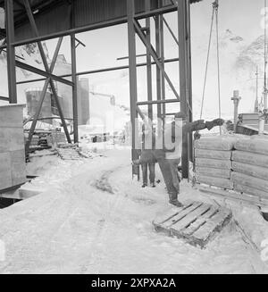 Aktuell 20-9-1968 : Bergbau während Lawinen. Auf Stjernøya gibt es einen Steinbruch für Nepelinsyelit. Nephelinsyelit besteht aus Feldspat und Nephelin und wird hauptsächlich in der Glas- und Porzellanindustrie verwendet. Die Bergbaugesellschaft löst gelegentlich kontrollierte Lawinen aus, um Lawinen zu verhindern. Foto: Sverre A. Børretzen / aktuell / NTB ***FOTO NICHT VERARBEITET*** dieses Bild wird automatisch übersetzt dieses Bild wird automatisch übersetzt Stockfoto