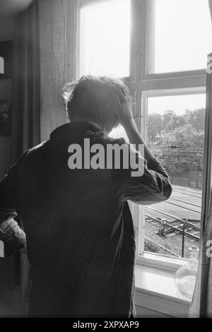 Aktuell 26-4-1970: Ein altes Wohnhaus wacht auf. Eine alte Farm hat eine Nacht geschlafen, während sie auf das graue Licht und einen neuen Tag wartet. Dann beginnt es wieder zu leben, vertraute Stimmen und Geräusche sind zu hören, Treppen auf die Treppe, Kinder weinen und lachen. Im alten Stadtgarten hat ein neuer Tag begonnen. Foto: Per Ervik / aktuell / NTB ***Foto wird nicht verarbeitet*** dieses Bild wird automatisch übersetzt dieses Bild wird automatisch übersetzt Stockfoto