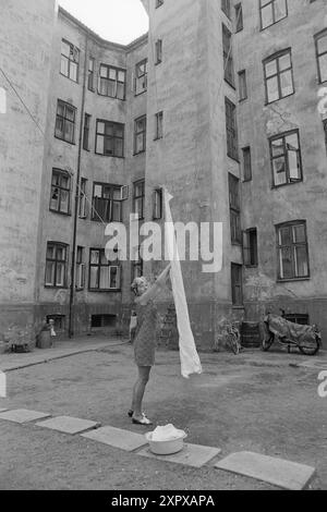 Aktuell 26-4-1970: Ein altes Wohnhaus wacht auf. Eine alte Farm hat eine Nacht geschlafen, während sie auf das graue Licht und einen neuen Tag wartet. Dann beginnt es wieder zu leben, vertraute Stimmen und Geräusche sind zu hören, Treppen auf die Treppe, Kinder weinen und lachen. Im alten Stadtgarten hat ein neuer Tag begonnen. Foto: Per Ervik / aktuell / NTB ***Foto wird nicht verarbeitet*** dieses Bild wird automatisch übersetzt dieses Bild wird automatisch übersetzt Stockfoto