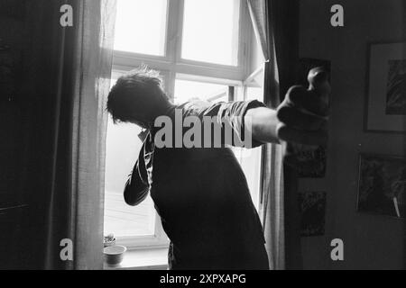 Aktuell 26-4-1970: Ein altes Wohnhaus wacht auf. Eine alte Farm hat eine Nacht geschlafen, während sie auf das graue Licht und einen neuen Tag wartet. Dann beginnt es wieder zu leben, vertraute Stimmen und Geräusche sind zu hören, Treppen auf die Treppe, Kinder weinen und lachen. Im alten Stadtgarten hat ein neuer Tag begonnen. Foto: Per Ervik / aktuell / NTB ***Foto wird nicht verarbeitet*** dieses Bild wird automatisch übersetzt dieses Bild wird automatisch übersetzt Stockfoto