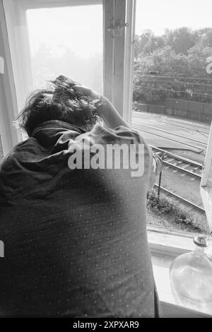 Aktuell 26-4-1970: Ein altes Wohnhaus wacht auf. Eine alte Farm hat eine Nacht geschlafen, während sie auf das graue Licht und einen neuen Tag wartet. Dann beginnt es wieder zu leben, vertraute Stimmen und Geräusche sind zu hören, Treppen auf die Treppe, Kinder weinen und lachen. Im alten Stadtgarten hat ein neuer Tag begonnen. Foto: Per Ervik / aktuell / NTB ***Foto wird nicht verarbeitet*** dieses Bild wird automatisch übersetzt dieses Bild wird automatisch übersetzt Stockfoto