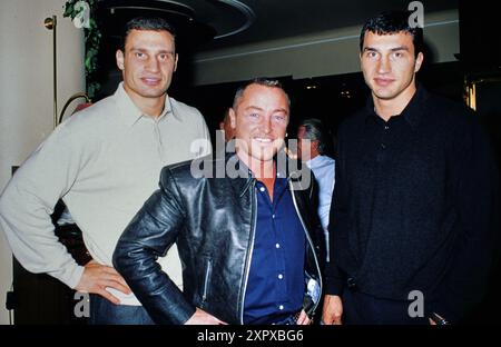 Vitali und Wladimir Klitschko beim Fototermin mit dem irisch-amerikanischen Tänzer, Irish-Dance Star Michael Flatley, der in jungen Jahren auch ein Boxer war, Bild um 1998. Stockfoto