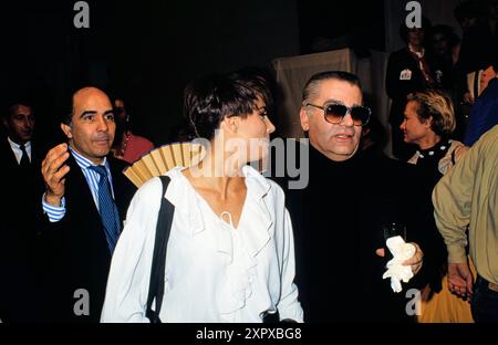 Jennifer Flavin, amerikanisches Model, Freundin des Schauspielers Sylvester Stallone, hier bei einem Event mit Karl Lagerfeld, um 1990. Stockfoto