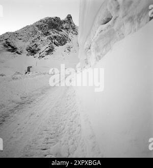 Aktuell 20-9-1968 : Bergbau während Lawinen. Auf Stjernøya gibt es einen Steinbruch für Nepelinsyelit. Nephelinsyelit besteht aus Feldspat und Nephelin und wird hauptsächlich in der Glas- und Porzellanindustrie verwendet. Die Bergbaugesellschaft löst gelegentlich kontrollierte Erdrutsche aus, um Lawinen zu verhindern. Foto: Sverre A. Børretzen / aktuell / NTB ***FOTO NICHT VERARBEITET*** dieses Bild wird automatisch übersetzt dieses Bild wird automatisch übersetzt Stockfoto