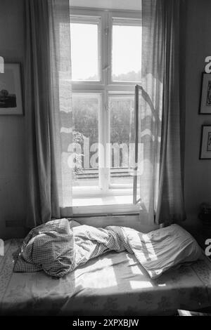 Aktuell 26-4-1970: Ein altes Wohnhaus wacht auf. Eine alte Farm hat eine Nacht geschlafen, während sie auf das graue Licht und einen neuen Tag wartet. Dann beginnt es wieder zu leben, vertraute Stimmen und Geräusche sind zu hören, Treppen auf die Treppe, Kinder weinen und lachen. Im alten Stadtgarten hat ein neuer Tag begonnen. Foto: Per Ervik / aktuell / NTB ***Foto wird nicht verarbeitet*** dieses Bild wird automatisch übersetzt dieses Bild wird automatisch übersetzt Stockfoto